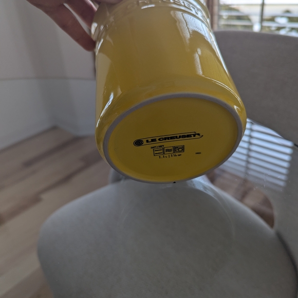 Le Creuset Yellow Stoneware Utensil Holder - Picture 3 of 3